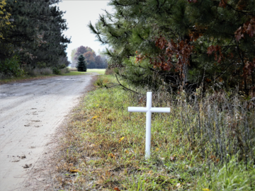 White Everlasting Cross, Roadside resting place.