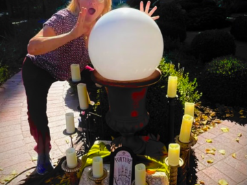 Silly Alison Stanton goofing around with a crystal ball